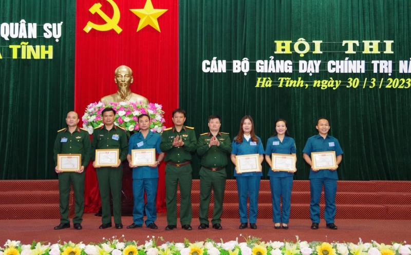 Trưởng Ban Nữ công Trường THPT Kỳ Anh đạt giải trong hội thi cán bộ giảng dạy chính trị giỏi cấp quân khu 4